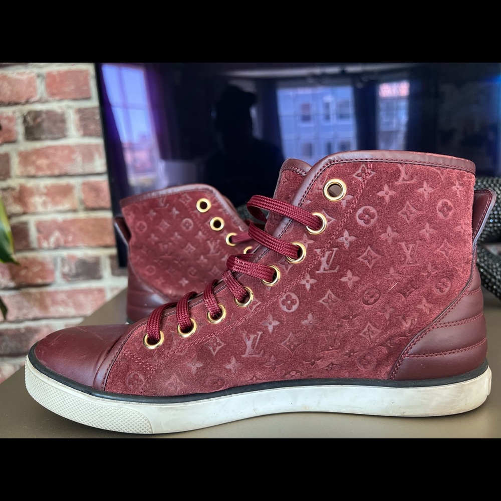 LOUIS VUITTON
Burgundy Suede/Leather Zip Punchy Sneakers Size 38.5 (size…